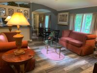 B&B Memphis - Secluded Cozy Newly Renovated Cabin home 3BR/2BA - Bed and Breakfast Memphis