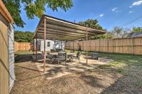 1 Mi to UTA: Arlington Elm Cottage w/ Fenced Yard - B&B Arlington