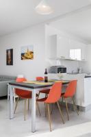 Modern 2 BR Penthouse with Huge Terrace and Sea Views - 2 mins from sea - Qawra - Bed and Breakfast San Pawl il-Baħar