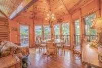 Smoke Rise Lodge · Lake Front, Luxury Cabin, Hot Tub, - B&B