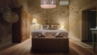 Habitación con cama extragrande y vistas a la montaña
