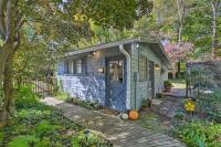 Guest Cottage on 1 Acre 20 Mins to Asheville! - Bed and Breakfast Black Mountain