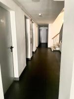 WOOD STORY - Modern 1BR Apt near city center with parking - B&B