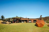 Mt Roy Terrace - Sleeps 8 - Mountain Views - Artwork Collection - B&B Wanaka