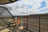 City Centre Apartment with Free Parking, Balcony, Super-Fast Wifi and Smart TV with Netflix by Yoko Property - B&B Northampton