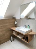 Habitación con cama extragrande y balcón