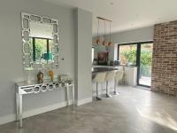 Stunning 4 bedroom house in Surrey Minimum stay 6 nights - Ferienwohnung Sunbury-on-Thames
