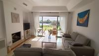 B&B Sotogrande - Sotogrande - Bright ground floor apartment with porch, garden and pool - Bed and Breakfast Sotogrande