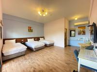 Dreibettzimmer mit Gartenblick