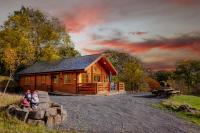 B&B Newtown - George Cabin - Log Cabin in Wales with Hot tub - Bed and Breakfast Newtown