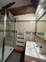 Habitación con cama extragrande y vistas al jardín 