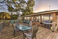 Private Beach and Dock Home on Eagle Mountain Lake - Bed and Breakfast Azle