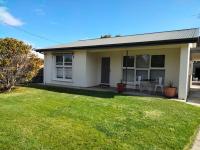 B&B Lakes Entrance - Comfortable three bedroom home close to the beach - Bed and Breakfast Lakes Entrance