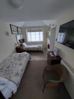 Ground Floor Twin Room with Ensuite & Garden View