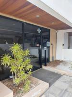 Confortável apartamento de 2 quartos para 5 pessoas, totalmente mobiliado, com wifi e netflix, localizado a uma quadra do calçadão da Praia de Ponta Neg,ra, prédio com piscina, churrasqueira e portaria virtual e eletrônica 24 horas - B&B Natal