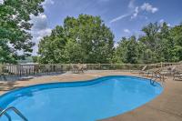 Balcony and Pool Access Cozy Osage Beach Retreat! - Bed and Breakfast Osage Beach