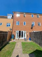 4BR Contractor Town House 2.5bathrooms, 2 free parking spaces managed by Chique Properties - Bed and Breakfast Milton Keynes