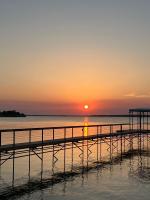 Beautiful lakefront house in private woods - B&B Hawk Cove