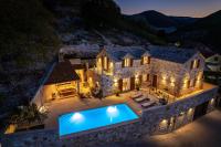 Villa Ani! Traditional and luxurious 4-bedroom villa with heated pool and sea views - Chambres d'hôtes Postira