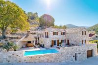 Villa Ani! Traditional and luxurious 4-bedroom villa with heated pool and sea views - Chambres d'hôtes Postira
