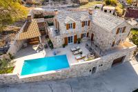 Villa Ani! Traditional and luxurious 4-bedroom villa with heated pool and sea views - Chambres d'hôtes Postira
