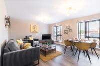 B&B Gloucester - Elliot Oliver - Luxurious Two Bedroom Apartment With Parking - Bed and Breakfast Gloucester