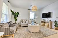 Modern and Chic Gulfport Escape Walk to Beach! - B&B Gulfport