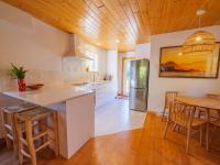 B&B Ucluelet - The Perch Modern 2 Bed Cabin with Patio and Hot Tub - Bed and Breakfast Ucluelet