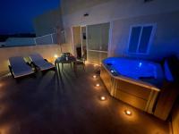 Cittadella View Penthouse with Jacuzzi - Chambres d’hôtes Ir-Rabat