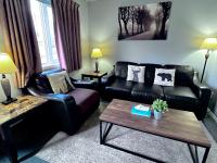 Three-Bedroom Apartment 116 - Private Entrance - Self Check In - Railroad Side