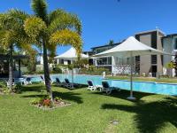 Blue on Blue Deluxe King or Twin room, steps from ferry, amazing pool, wifi - Chambres d’hôtes Nillup