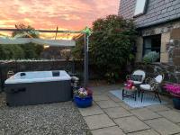 The Old Dairy - Cosy Country Cottage with Hot Tub & Log Burner - Chambres d'hôtes Cupar