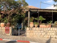 בית האבן העתיק מ-1885 עם מגונית פרטית בחצר - B&B Rosh Pina