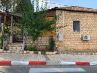 בית האבן העתיק מ-1885 עם מגונית פרטית בחצר - B&B