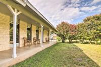 Bright Jonestown Retreat with Yard and Porch! - Chambres d’hôtes