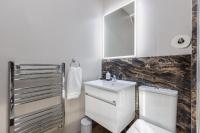 Sugar Reef - A Fantastic Modern House with Garden, Free Parking for 2 cars, Electric Vehicle Point, Whitby Beach, Shops, Bars, Restaurants just a 10 minute walk away, Maximum Occupancy 4 Guests - Chambres d'hôtes Whitby