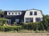 T Huuske tuinappartement met fantastisch uitzicht, nabij Zee - B&B