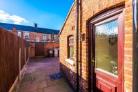 Spacious 4-bed house in Crewe by 53 Degrees Property, ideal for Business & Contractors - Sleeps 7 - B&B