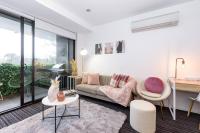 B&B Melbourne - Trendy 2 bed 2 bath Apartment - Heart of St Kilda - Bed and Breakfast Melbourne