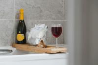 Central House with Free Parking, Pool Table, Garden, Super-Fast Wifi and Smart TVs by Yoko Property - B&B