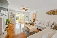 2 Story Home With Sunroom & Cozy Deck Close To KSU - Chambres d’hôtes