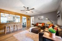 Cabin Style Stay With Hot Tub, Grill & Porch Swing - Chambres d’hôtes