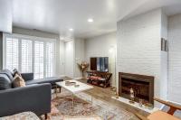 Charming & Bright Multilevel Townhome with Parking - B&B Chicago