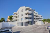 Beautiful Two-Bedroom Seaside Apartment in Premantura - B&B