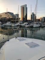 LUXURY 40 FOOT YACHT ON 5 STAR OCEAN VILLAGE MARINA SOUTHAMPTON - minutes away from city centre and cruise terminals - Free parking included - Chambres d'hôtes Southampton