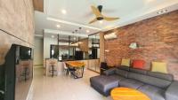 Palazio Mount Austin Modern Stylish 3 bedrooms balcony pool view high floor by GDRAGON HomeStay - Bed and Breakfast