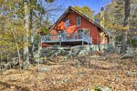 Deck and Forest Views Secluded Cresco Cabin! - Ferienwohnung