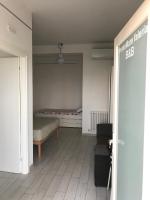Habitación con cama grande y vistas al mar