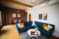 B&B Greeley - Spacious Loft Over Coffee Shop - Romantic Downtown Escape - Bed and Breakfast Greeley