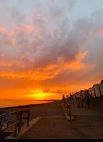 Penthouse Suite, Sea View, Close to Shops, Beach and Train - B&B